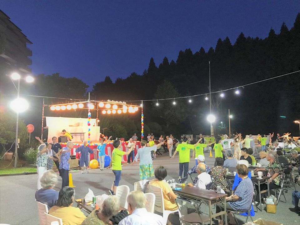 夕暮れ時の屋外イベント