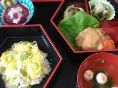 施設内厨房で料理をした栄養満点の食事を毎日提供している。種類も豊富な手作りの食事を味わうことができる。