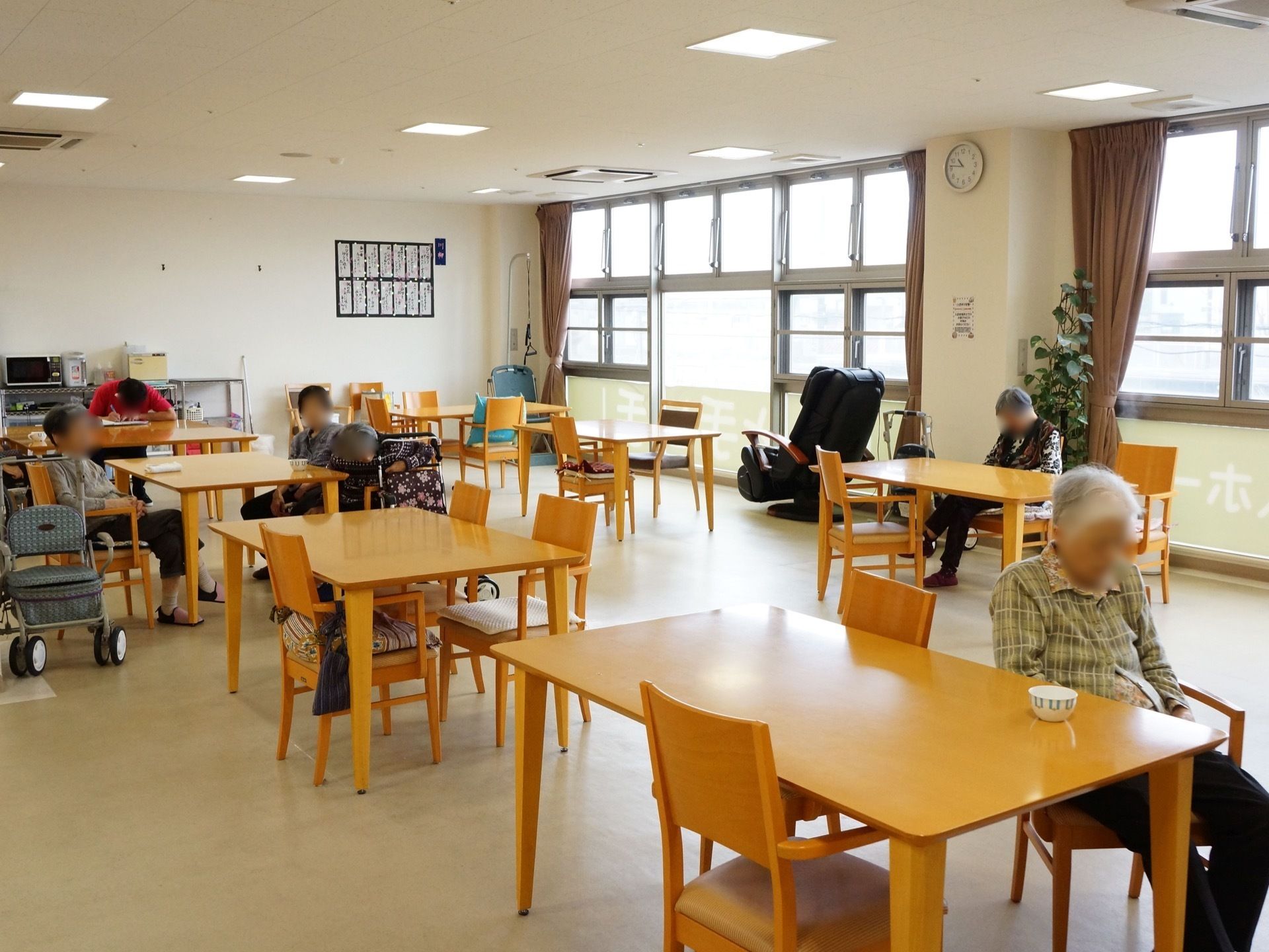 大きな窓が壁一面にあり、天井にも照明が複数設置されているので、とても明るい空間である。電子レンジやポットが置かれている。