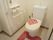 トイレには暖房便座のついた、洋式便器を設置している。また壁には手すりがあり、呼び出しボタンが取り付けられている。