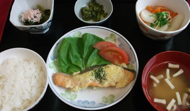焼き鮭とごはんと味噌汁がセットになった和食