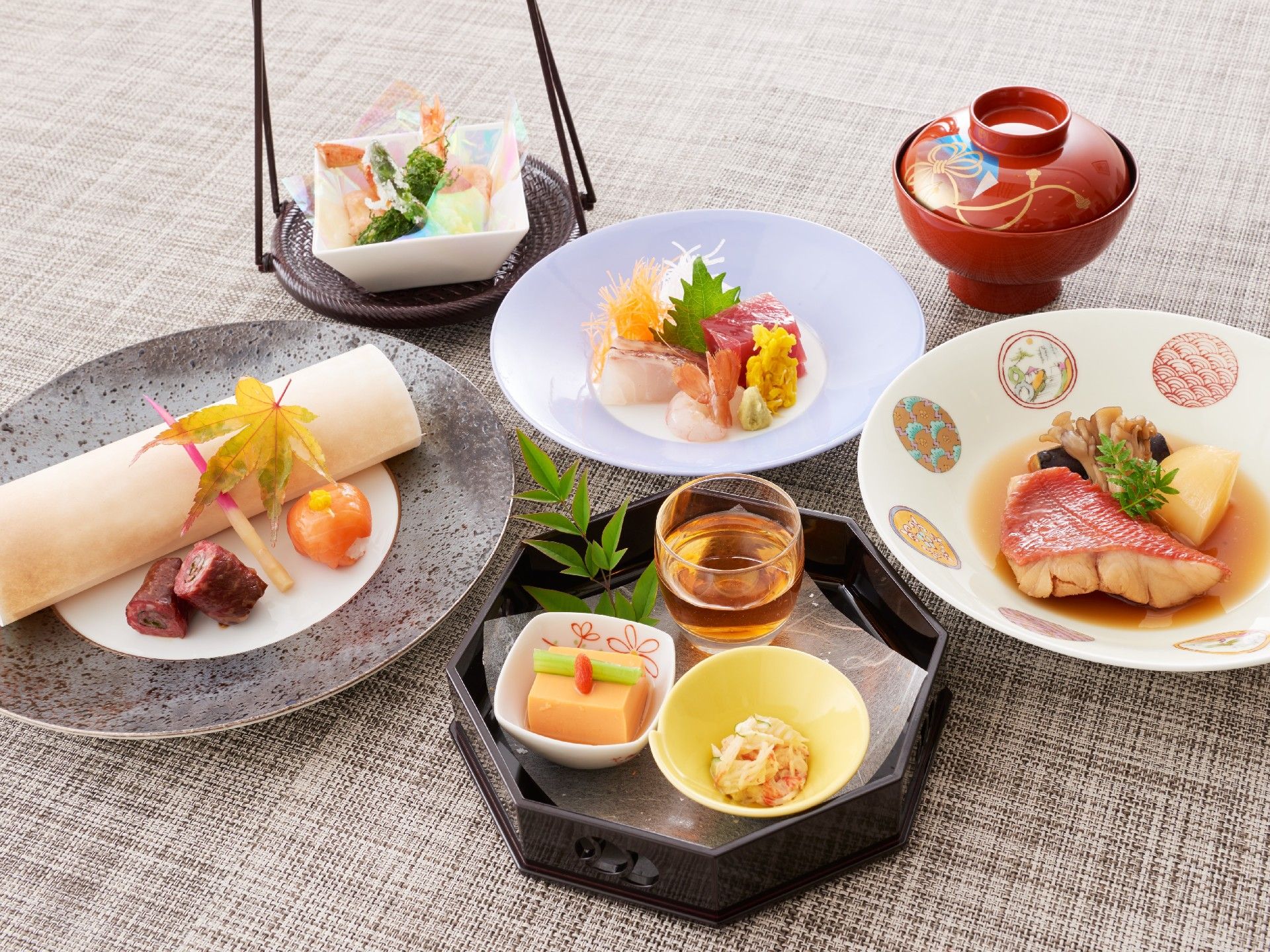 椀物や洋食メニューが並んでいるメニュー例。イベント食のような華やかさがある