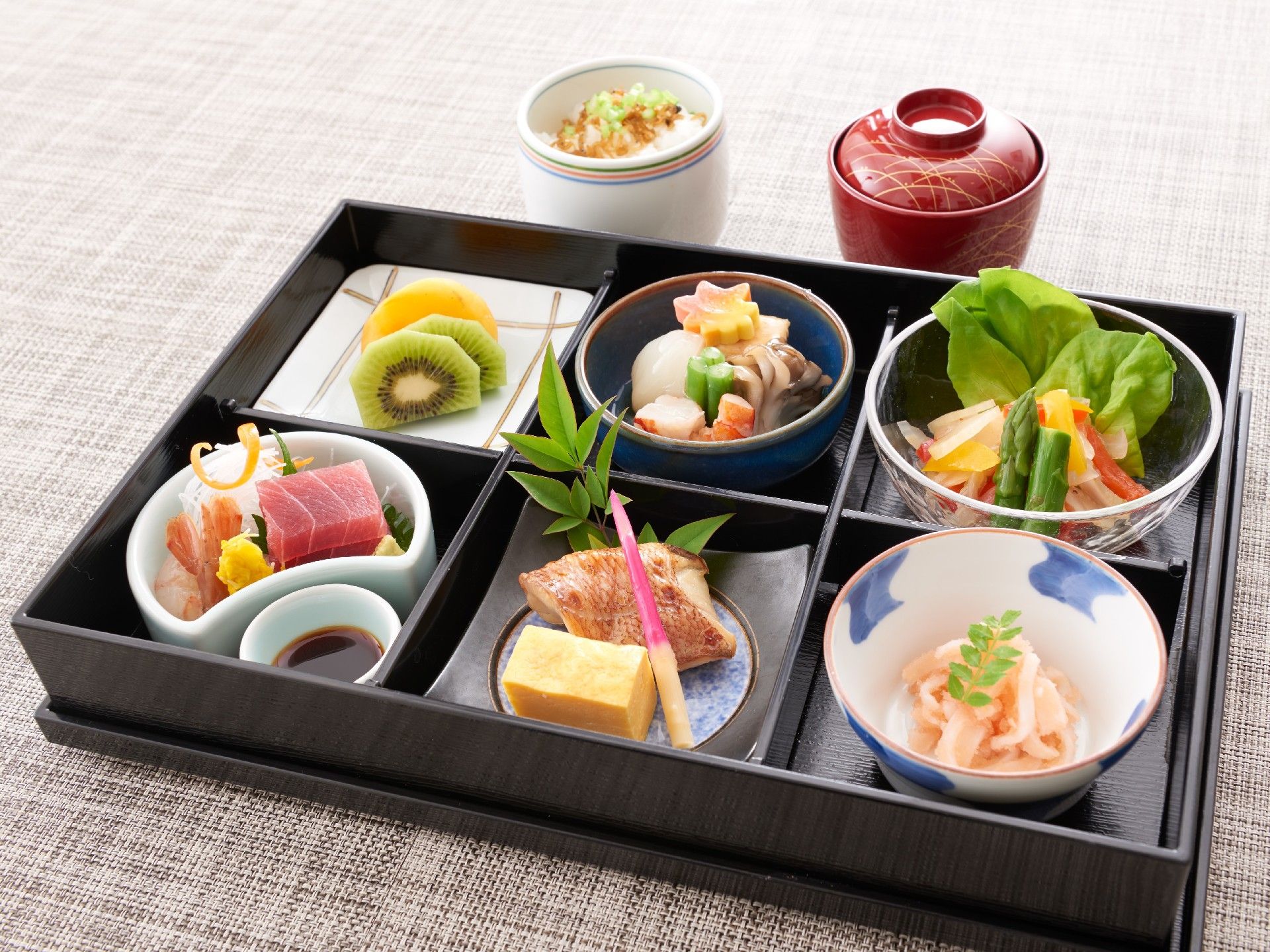 華やかな彩り豊かな食事メニュー。品数の多いイベント食の写真