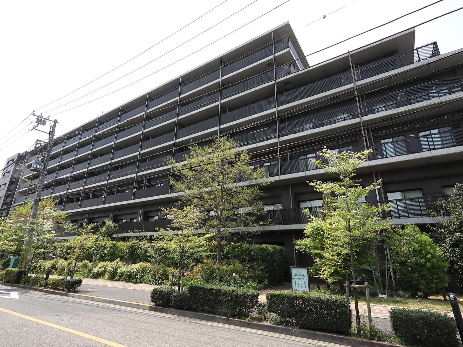 ５～７階建てのデザイナーマンションのような外観である。黒色をベースにした重厚感のあるデザインの建物で、道路に面しており、交通の便も良い。