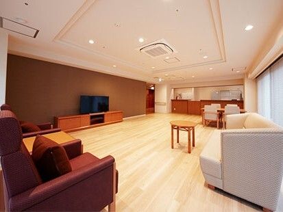 大きなテレビがセットされた共有スペースにはソファやダイニングテーブルなどがあり、ゆったりとくつろげる空間。
