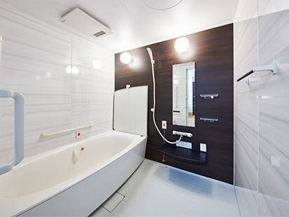 手すりやシャワー、呼び出しボタンが付いた浴室はモノトーンでまとめられている。