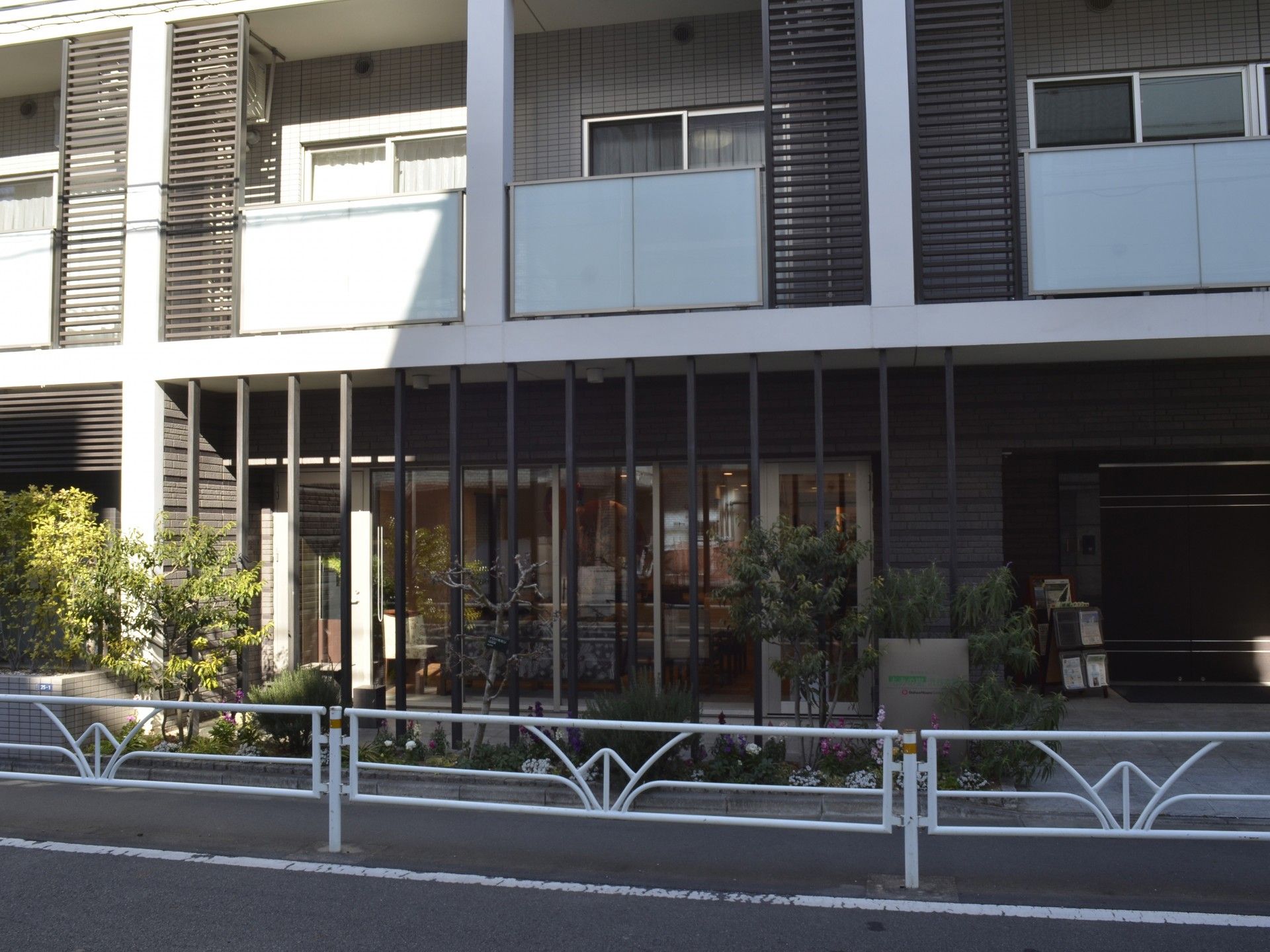 緑に囲まれた建物の外観