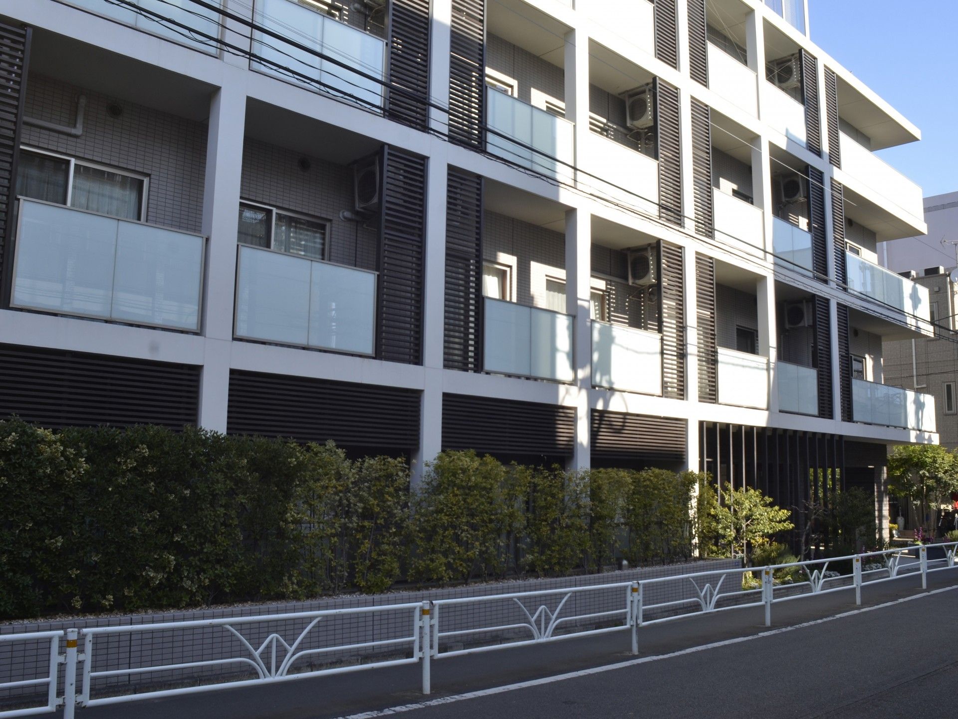 明るく清潔な外観