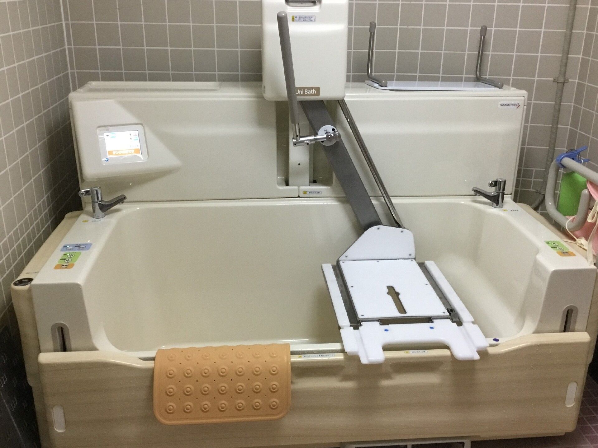 リフトを設置することができるレールが付いた機械浴。浴槽には滑り止めマットもかけられている。