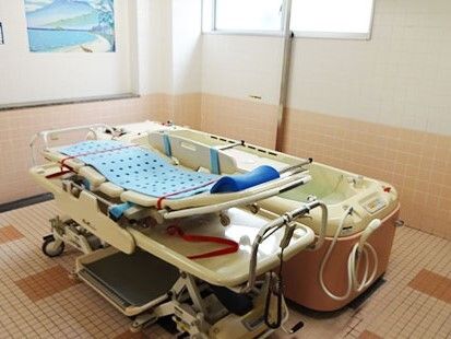 タイル張りの浴室には機械浴が完備されていて、介護度が高い人にも対応可能。日当たりもよい。