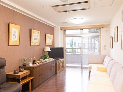 細長い談話コーナーには長いソファが置かれ、テレビや観葉植物、囲碁などの娯楽設備もそろっている。