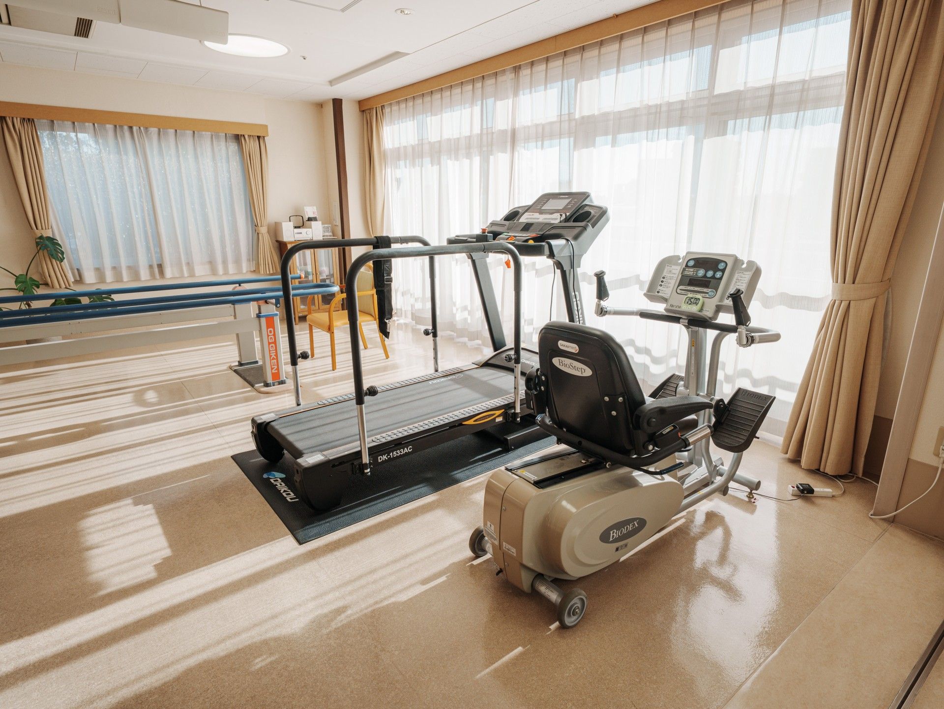 運動機器のある明るい部屋