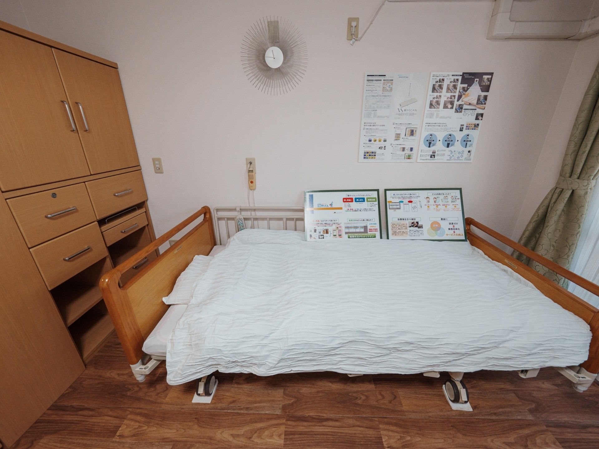 ベッドと収納のある部屋