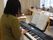 音楽を奏で聞かせる講師と聴く高齢者