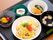 お盆にのった食事たち。ちらし寿司や煮物など和食がある