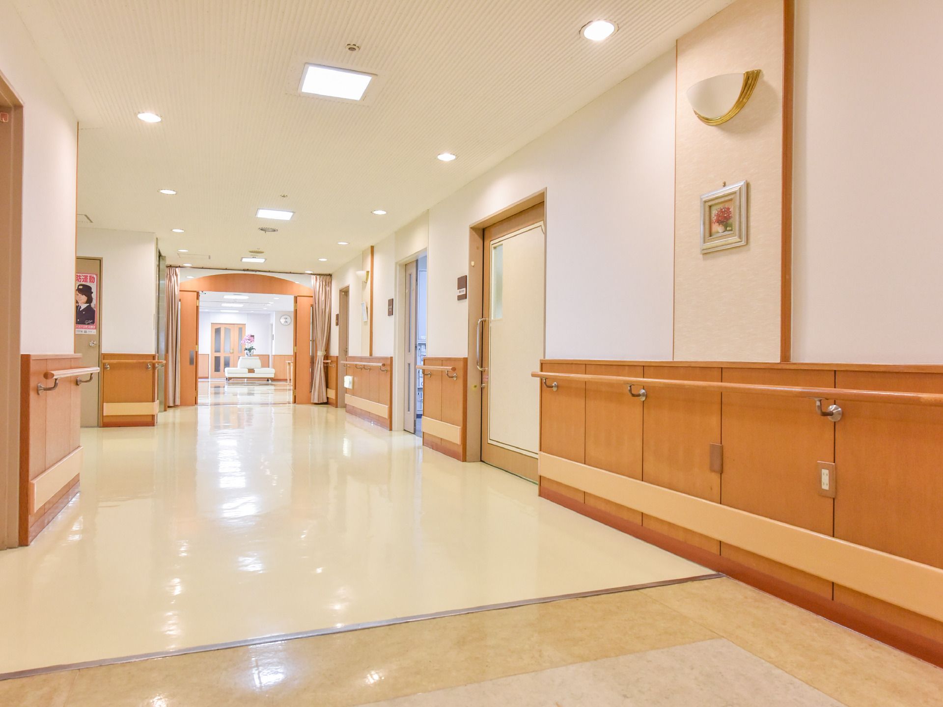 手すりが設置された廊下