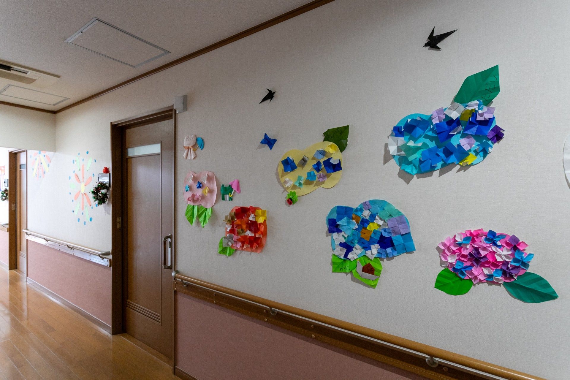 廊下に飾られた手作りアート