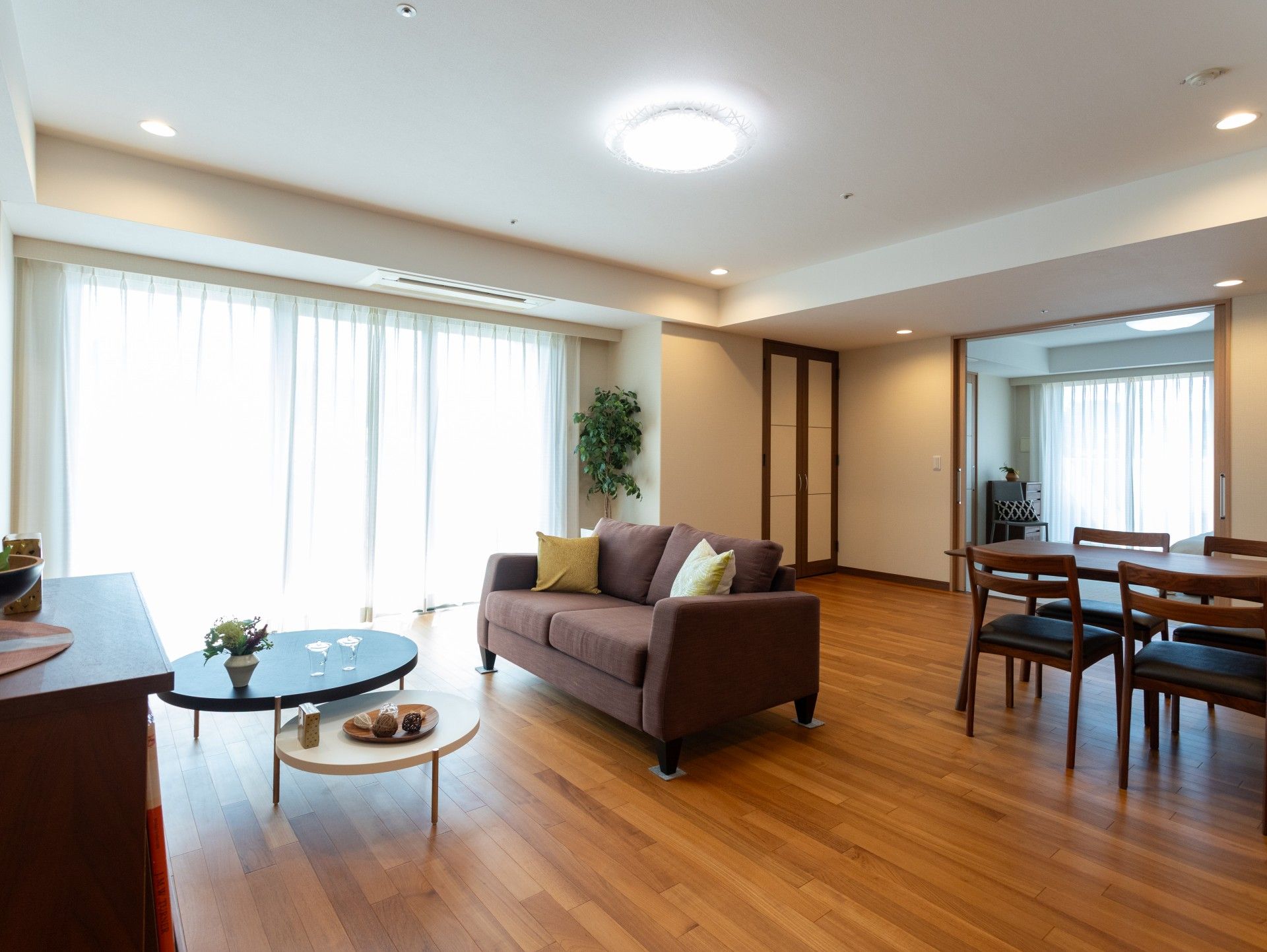 広々としたリビングルーム