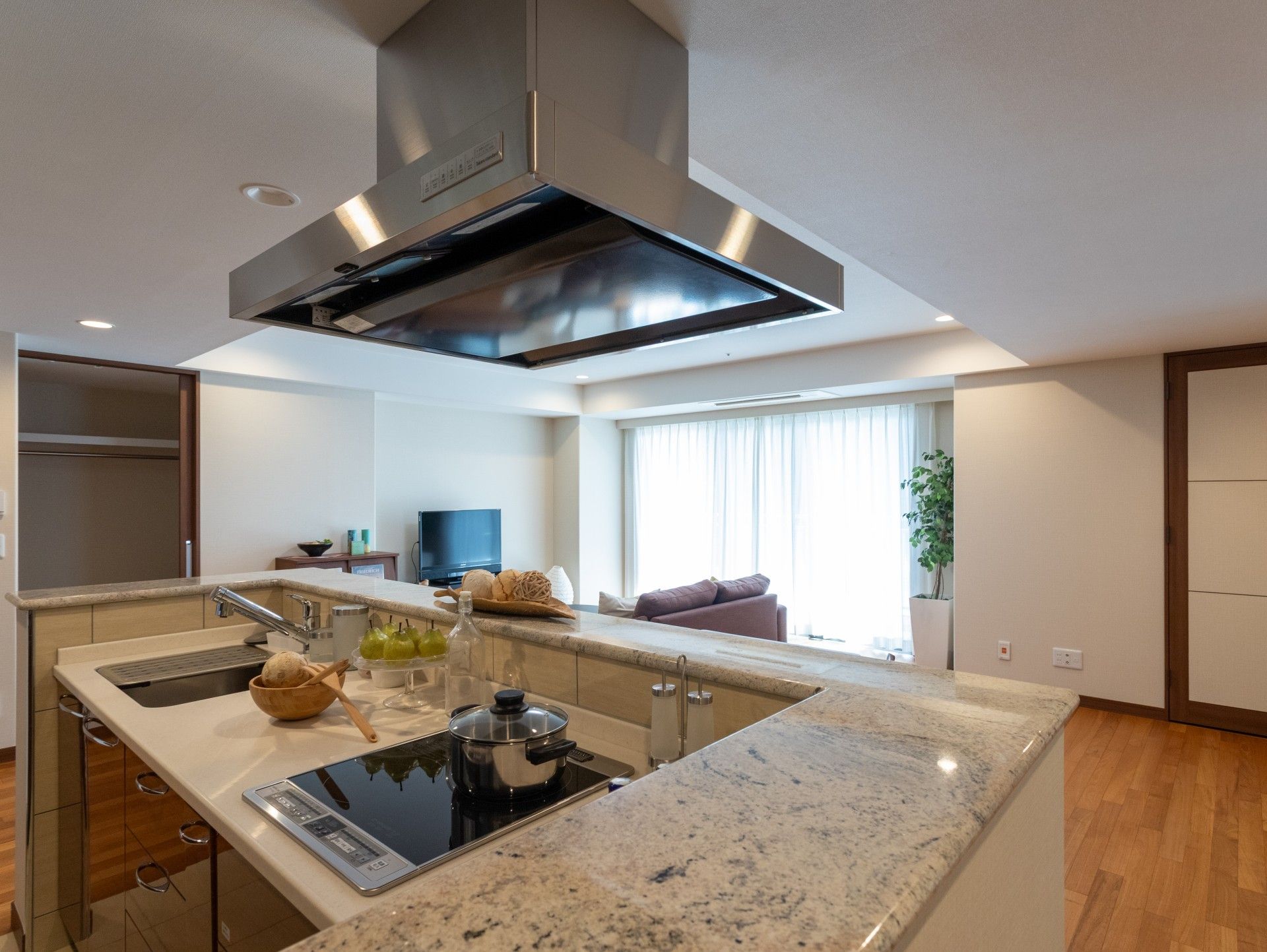 開放的なキッチンとリビング