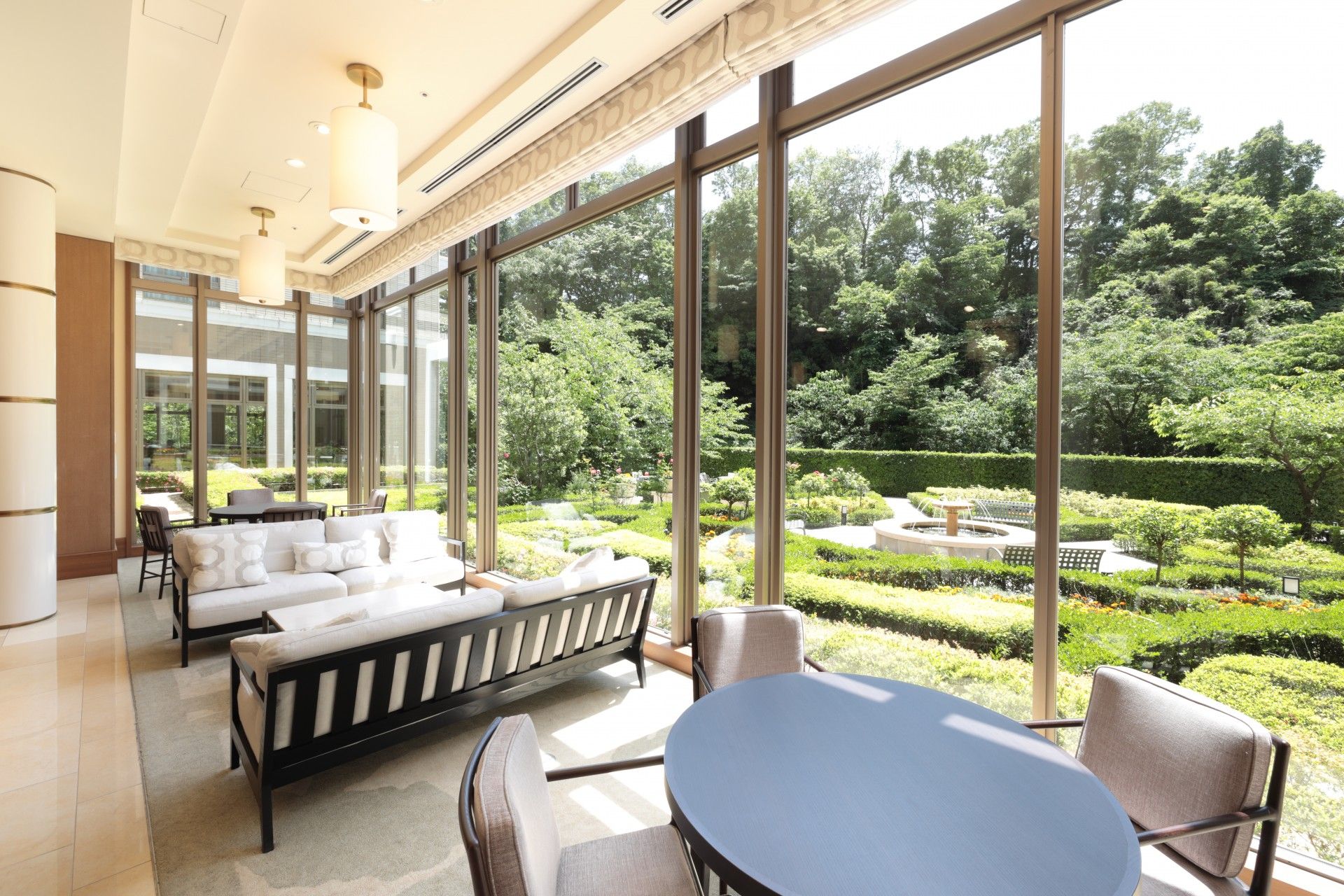 落ち着いた雰囲気の共有スペース