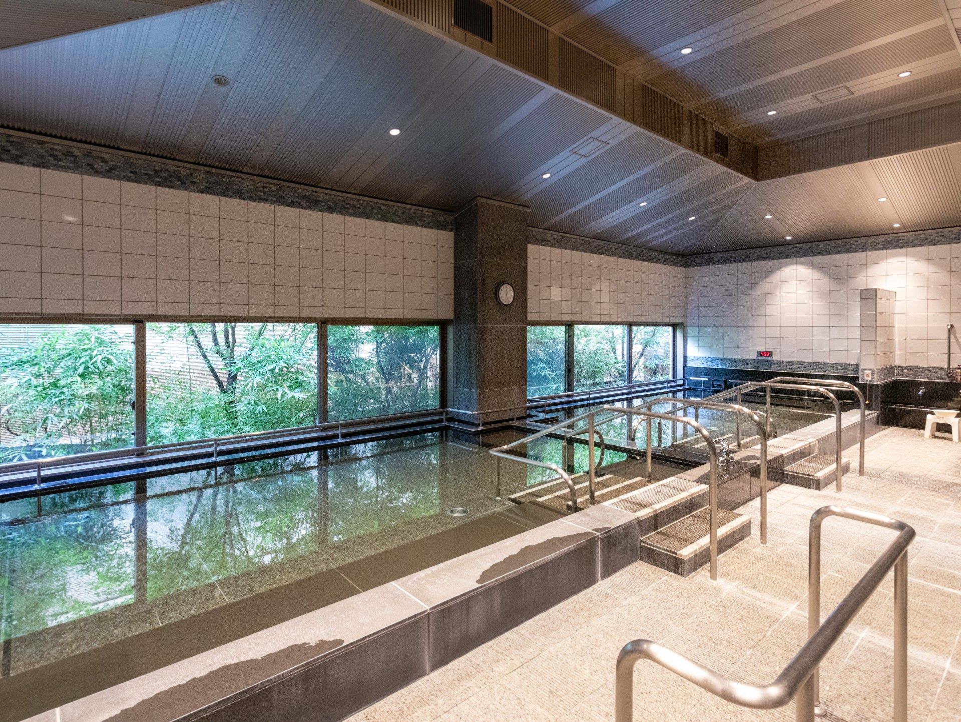 大きな窓のある浴場