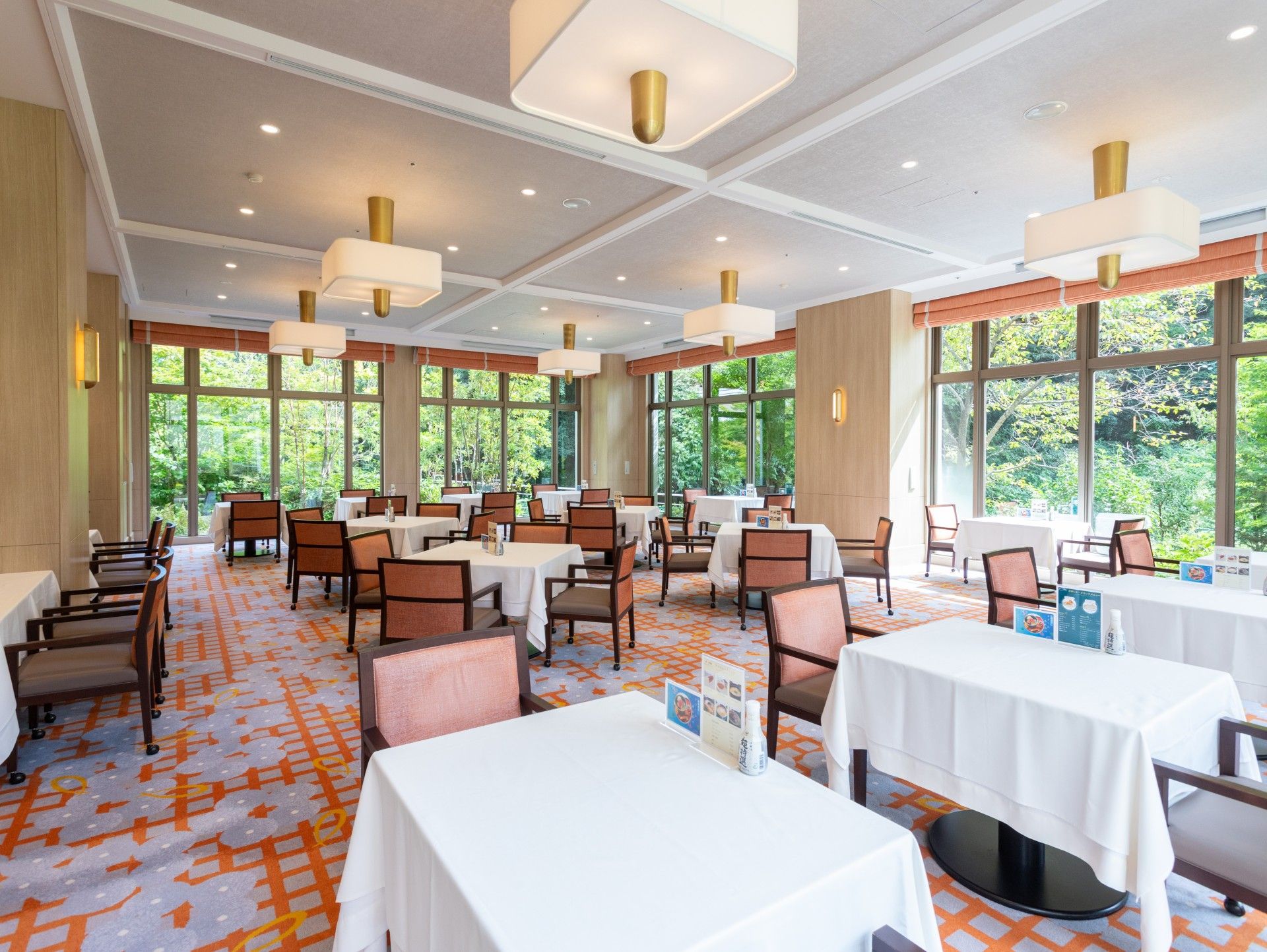 大きな窓のある食事スペース