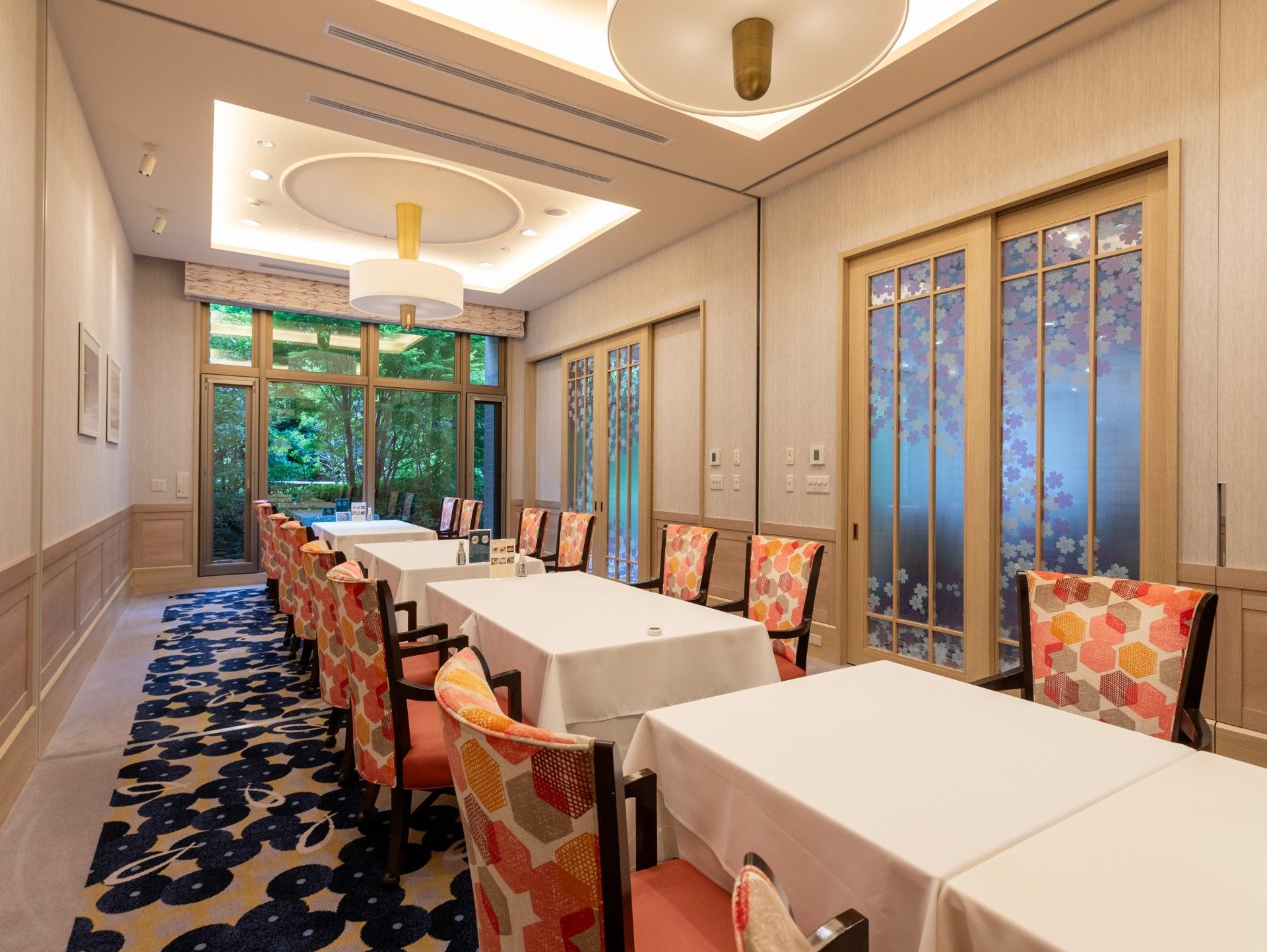 落ち着いた雰囲気の食事スペース