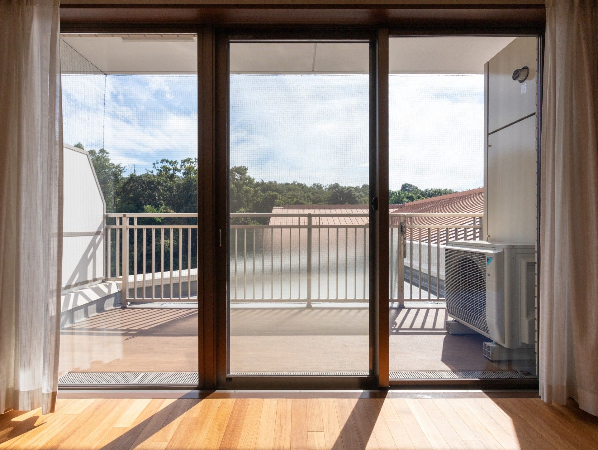 日差しが差し込むバルコニー