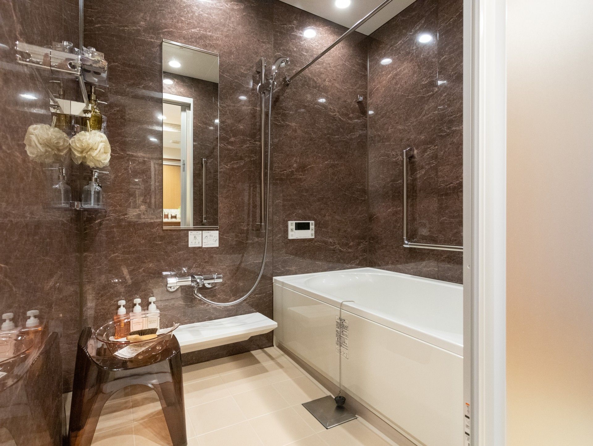 落ち着いた色調の浴室