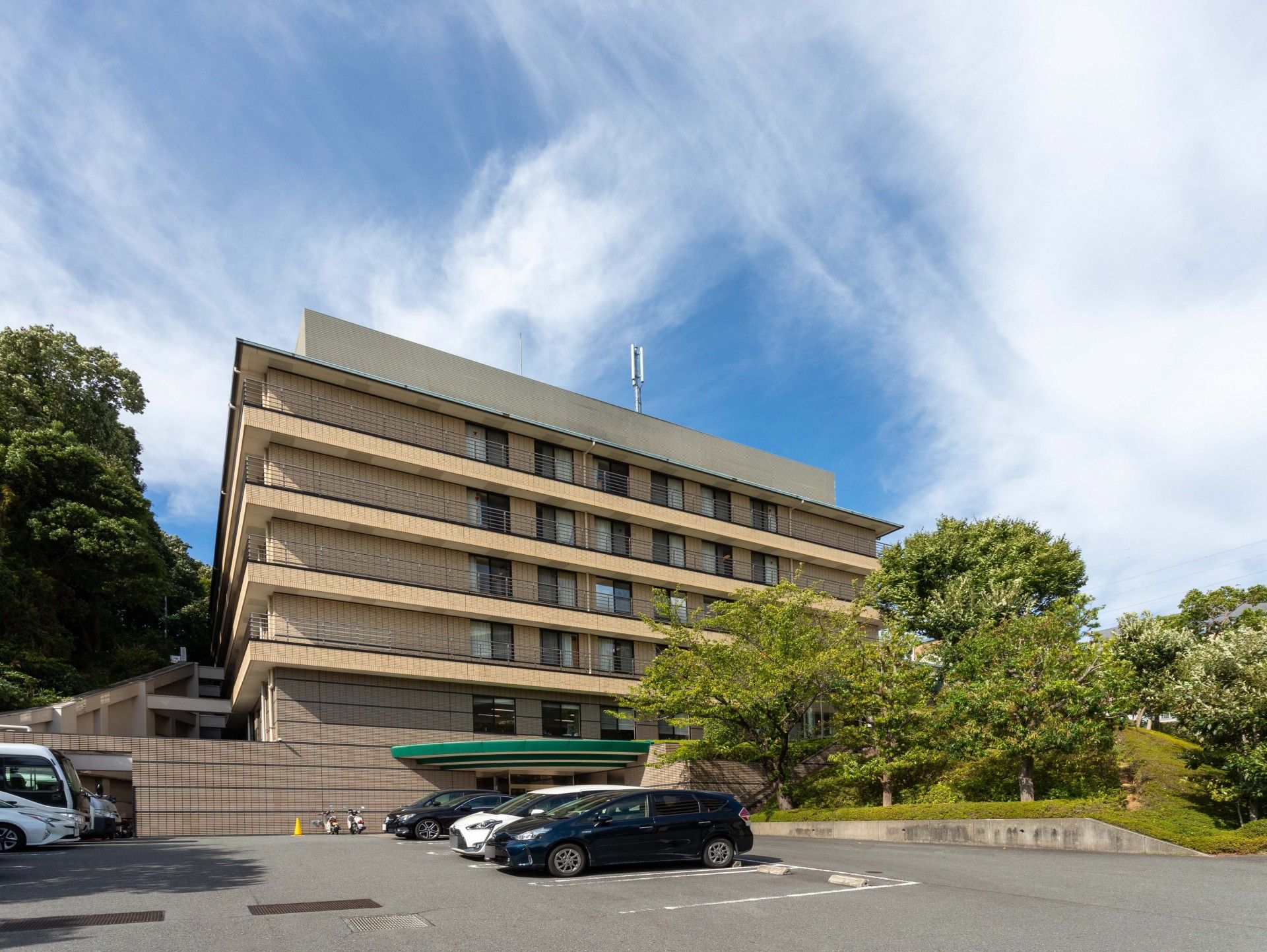 緑に囲まれた建物外観