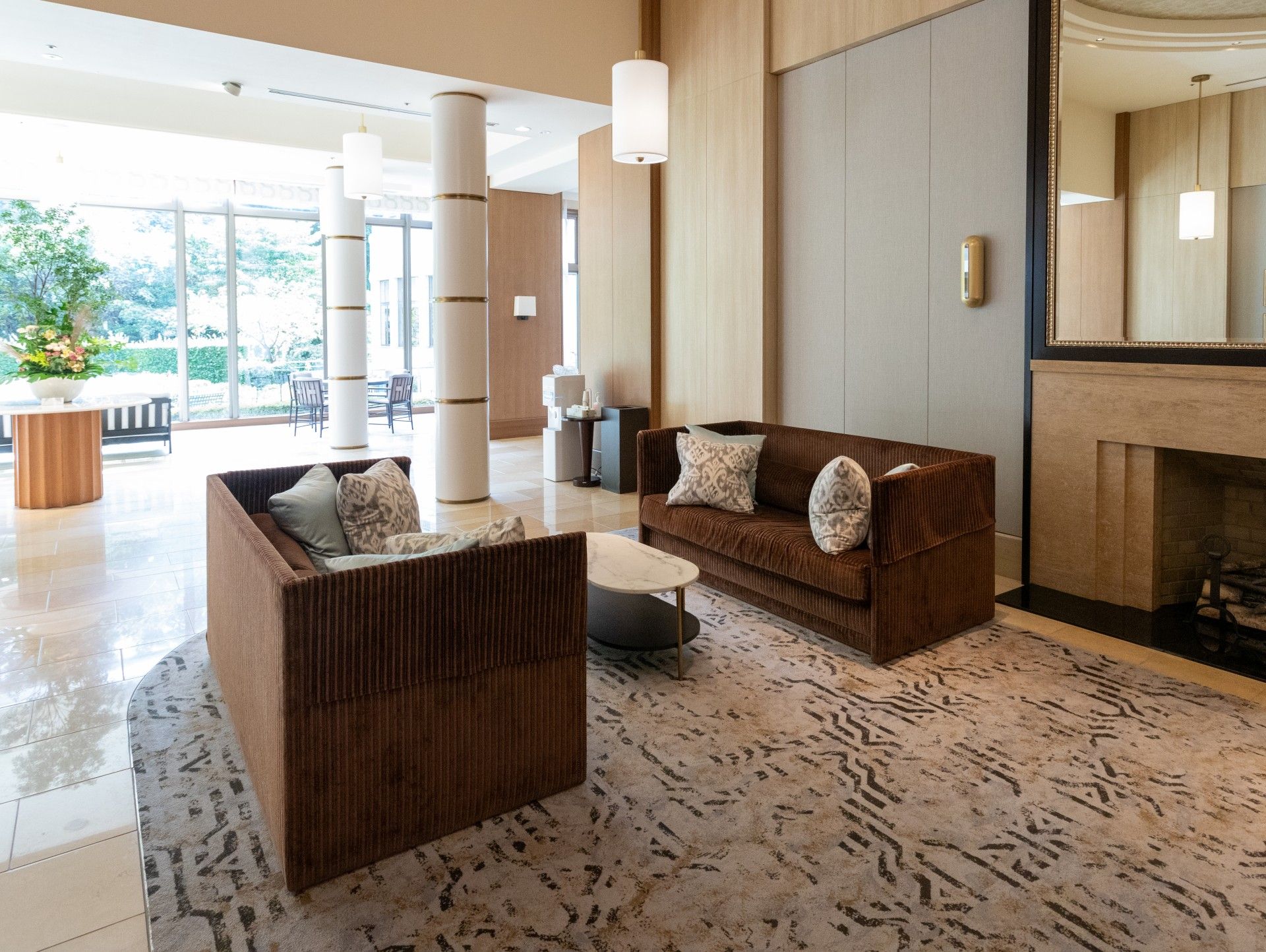 落ち着いた雰囲気のラウンジ