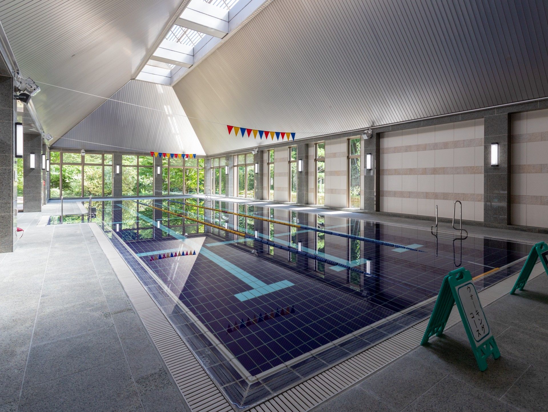 広々とした室内プール