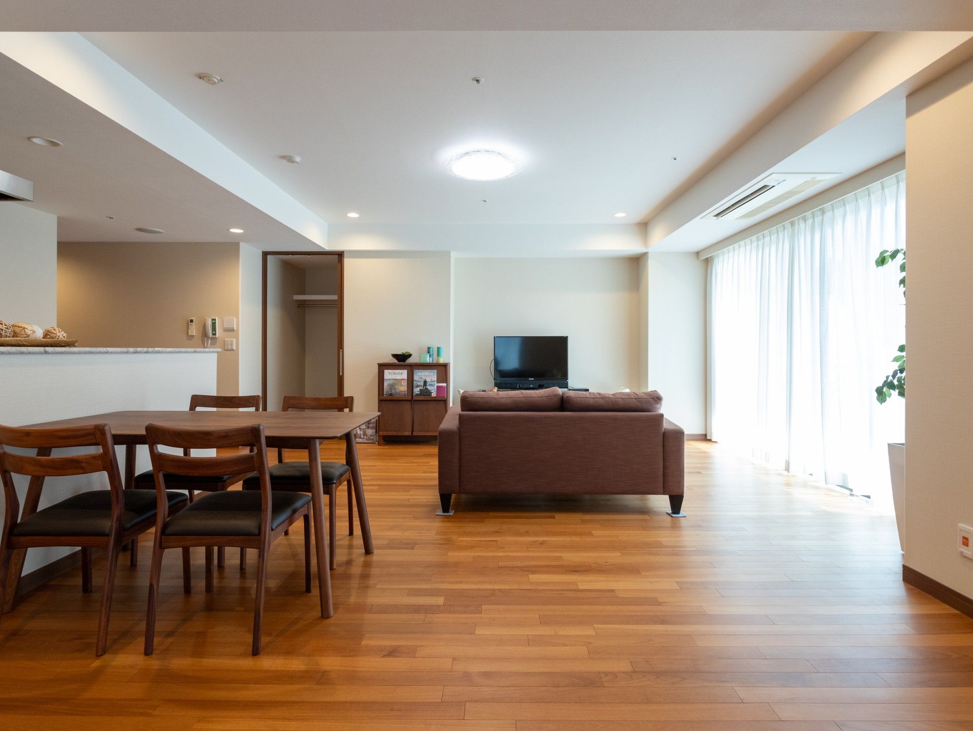 広々としたリビングルーム