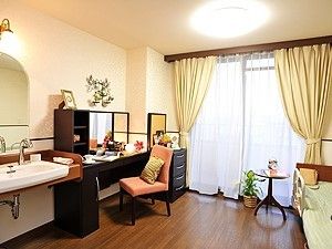 洗練された雰囲気が漂う個室の部屋。洗面所やベッド、収納家具などがそろっている。