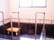 手すりが取り付けられている施設内の浴室の様子。お湯を張る前の浴槽