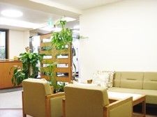 施設内に設けられているリラックススペースの様子。ソファが向かい合っておかれているスペース