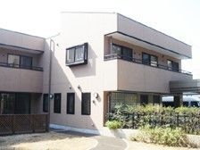 鉄骨造２階建ての建物の外観写真。日当たりが良い場所に建てられている建物