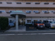 円形の建物前の通りの光景
