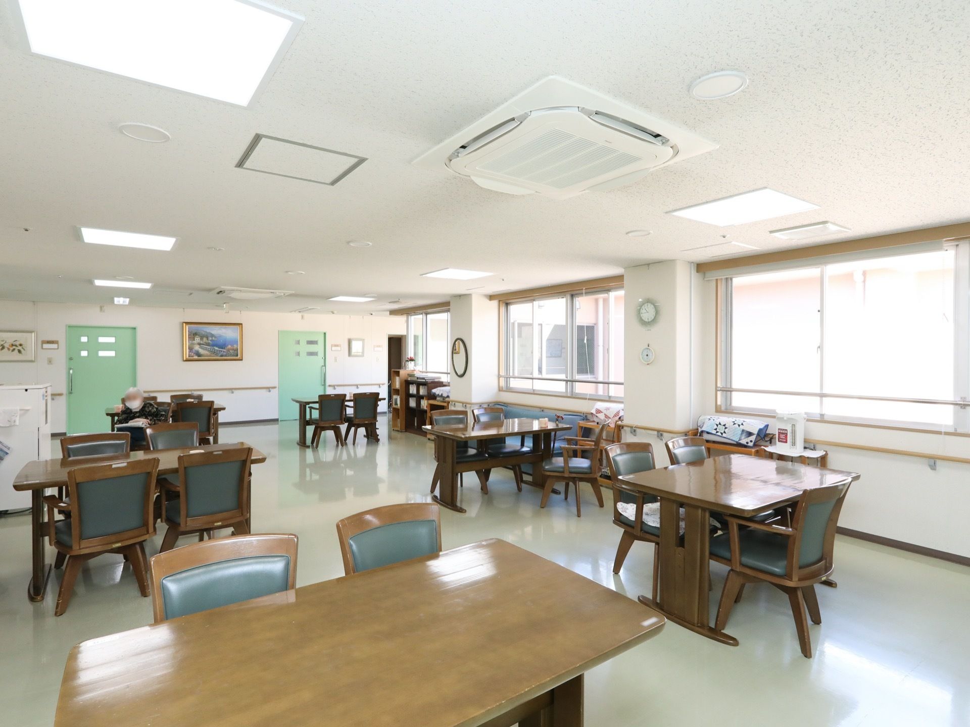 廊下との仕切りがなく、窓も多いので外気が良く入る。天井にはエアコンと換気システムが要所に設置されている。