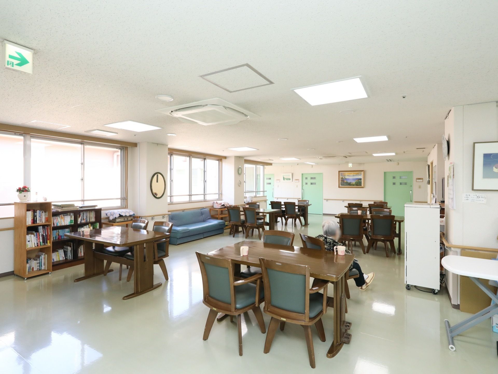 １つの壁全面に腰高窓が配置され、明るい食堂である。テーブルは４人掛けごとに独立して配置されている。中央に通路スペースが設けられている。