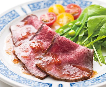 さやえんどうやミニトマトが添えられたローストビーフ