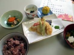 お品書きの付きの赤飯と天ぷら盛り合わせのセット