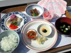 ご飯と吸い物がセットになったメニュー