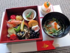 重箱に入ったおせち料理とミニ鏡餅と雑煮