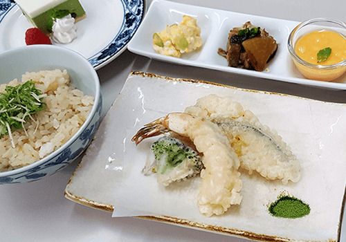 炊き込みご飯と天ぷらの盛り合わせのセット