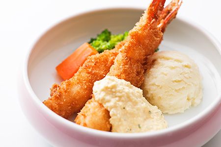 タルタルソースをかけた海老フライ