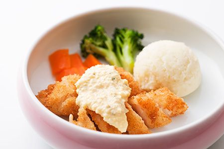 にんじんやブロッコリーを添えた一口大にカットした海老フライ