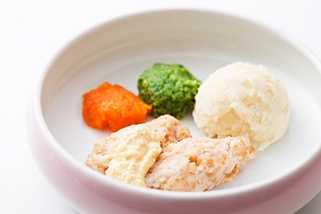 食べやすくすりつぶした、にんじん、ブロッコリー、海老フライ