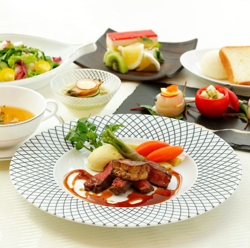 ソースアートでデコレーションした肉料理や、ケーキとフルーツのデザートが付いた洋食