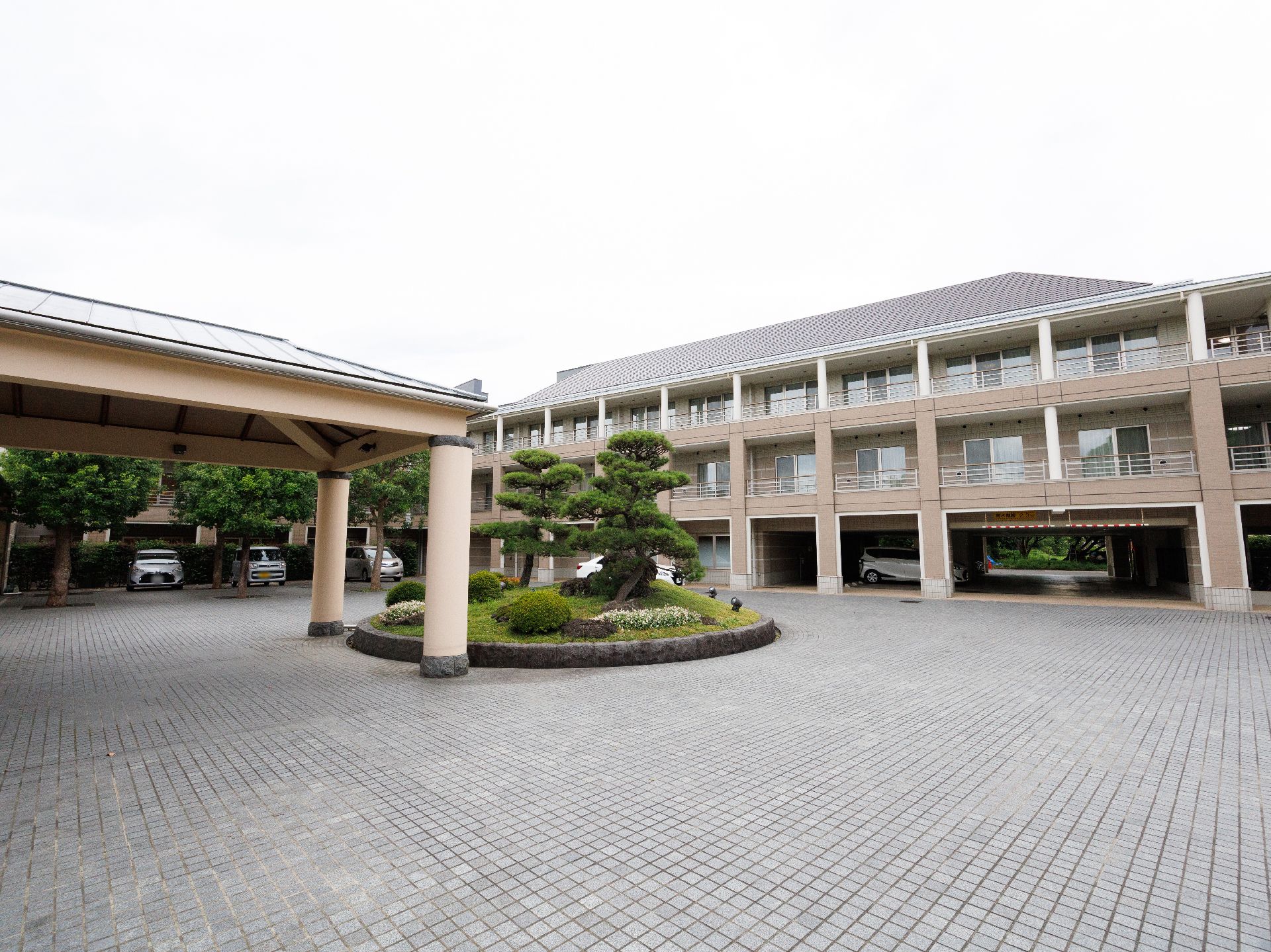 落ち着いた色合いで、白をベースにしたお洒落な外観